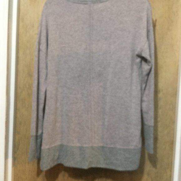 Charlie B sweater says size small but is oversized gray and pink - Picture 7 of 7